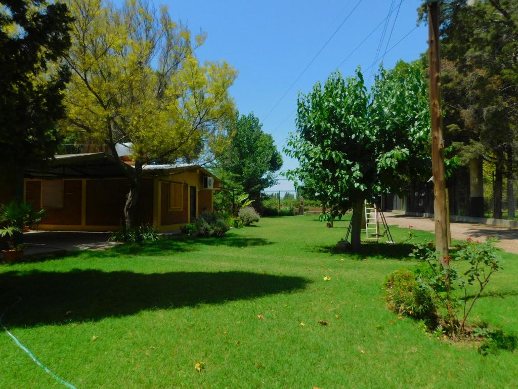 门多萨Cabañas Mirmar Mendoza的街上有房子和树木的院子