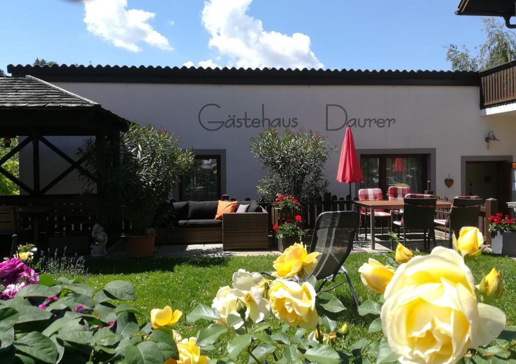 ReinsbergGästehaus Daurer的花园,位于一座玫瑰黄色房子前面