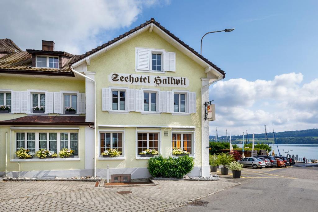 BeinwilBeinwil Swiss Quality Seehotel的海鲜餐厅名称的建筑