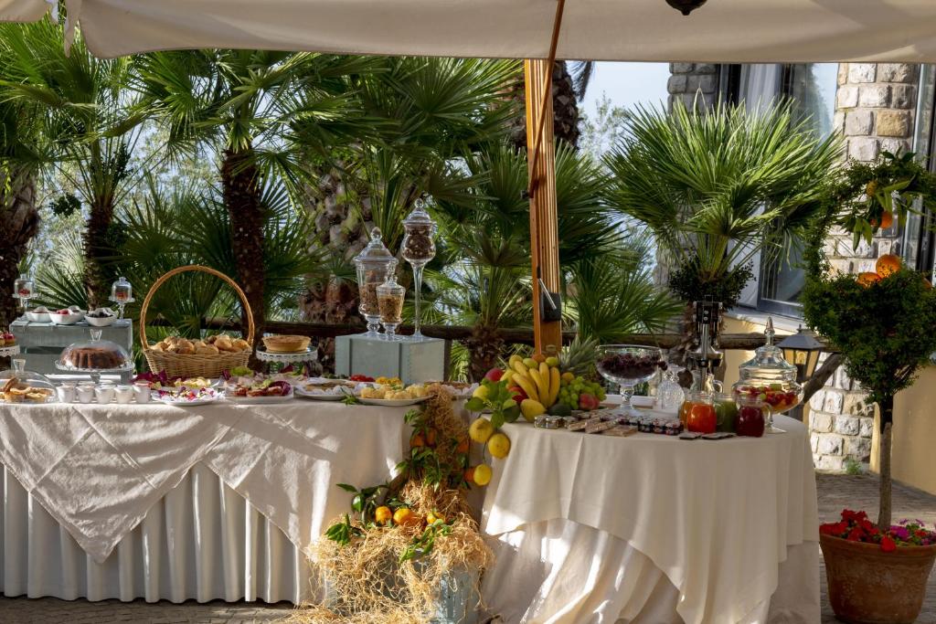 Romantic Relais Sorrento外面的花园