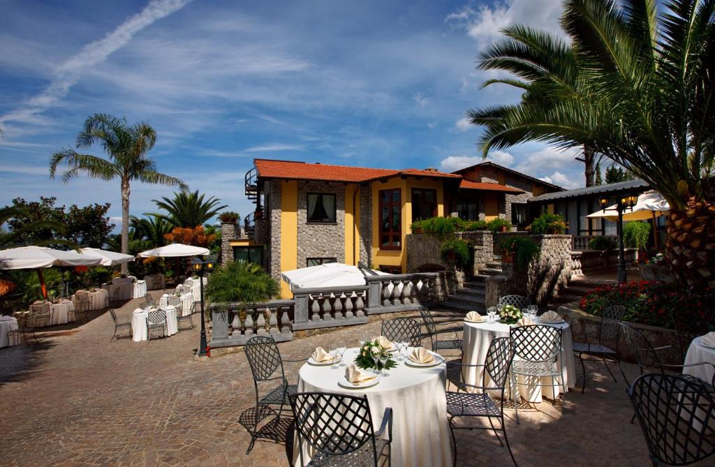 Romantic Relais Sorrento餐厅或其他用餐的地方