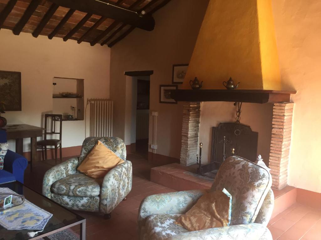 RapalePodere Gnocchi的客厅配有两把椅子和壁炉