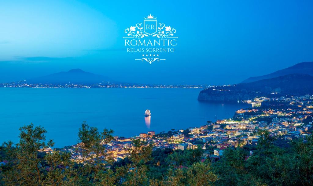 索伦托Romantic Relais Sorrento的享有水边小山上的城镇景色