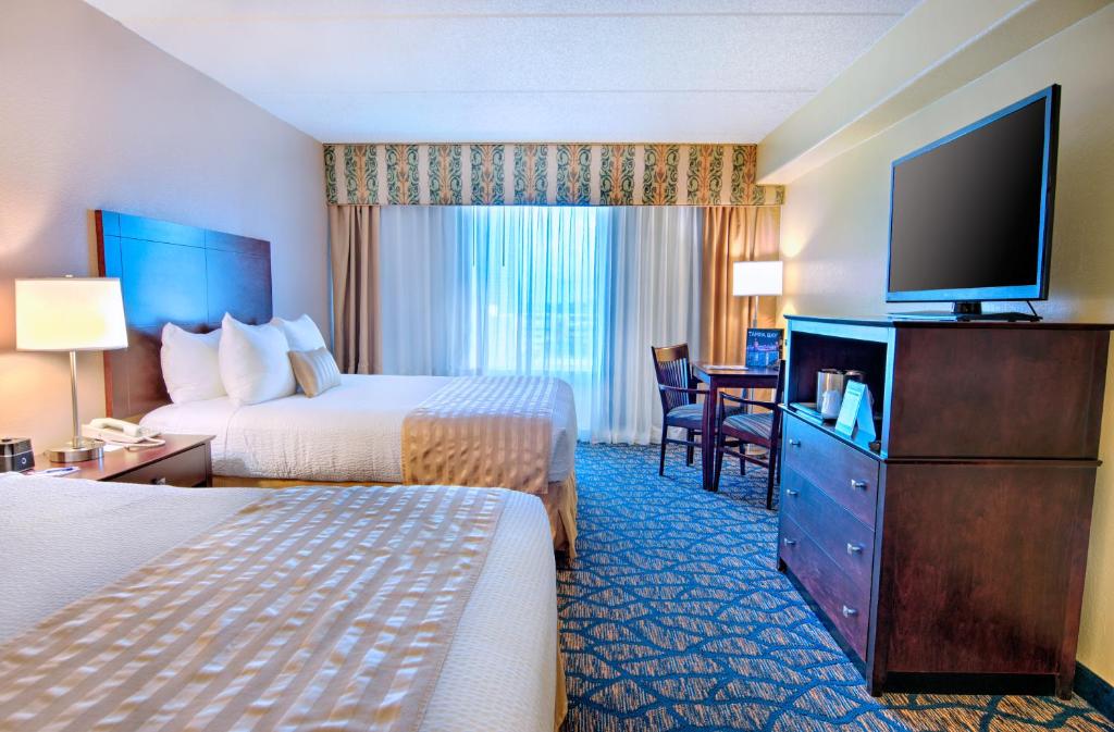 坦帕巴里摩尔坦帕河滨步道酒店的酒店客房设有两张床和一台平面电视。
