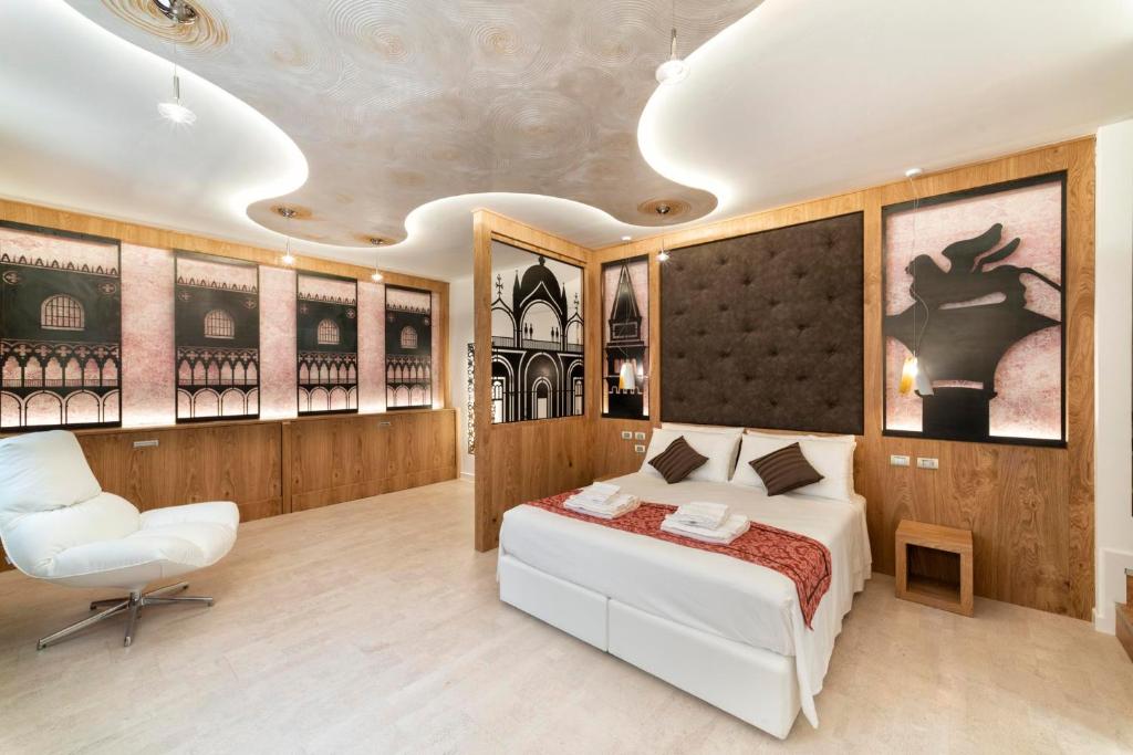 威尼斯卡德拉方特旅馆的卧室配有白色的床和白色椅子