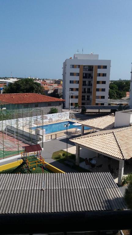 阿拉卡茹Condominio Port. da cidade Aracaju的享有带游泳池的建筑景致