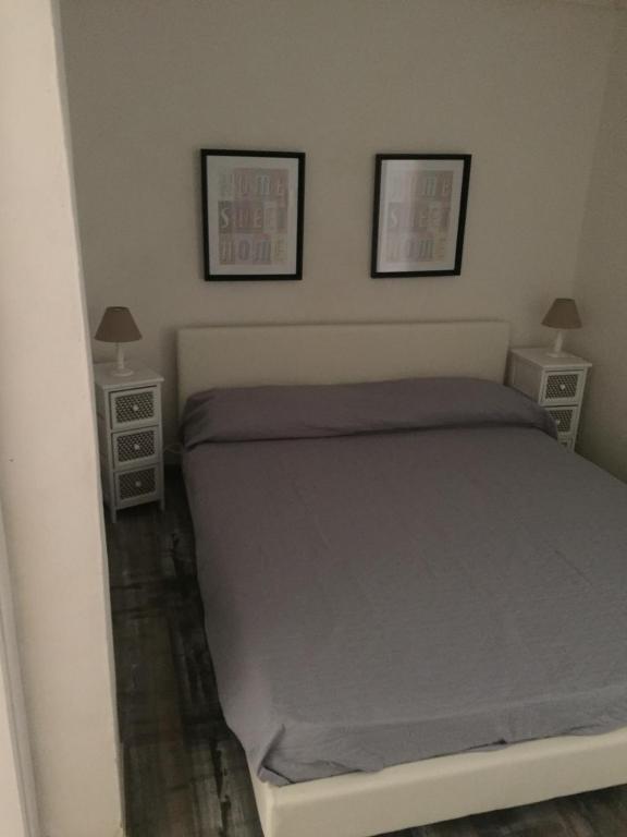 切里尼奥拉Maison Josephine的一间小卧室,配有床和2个床头柜