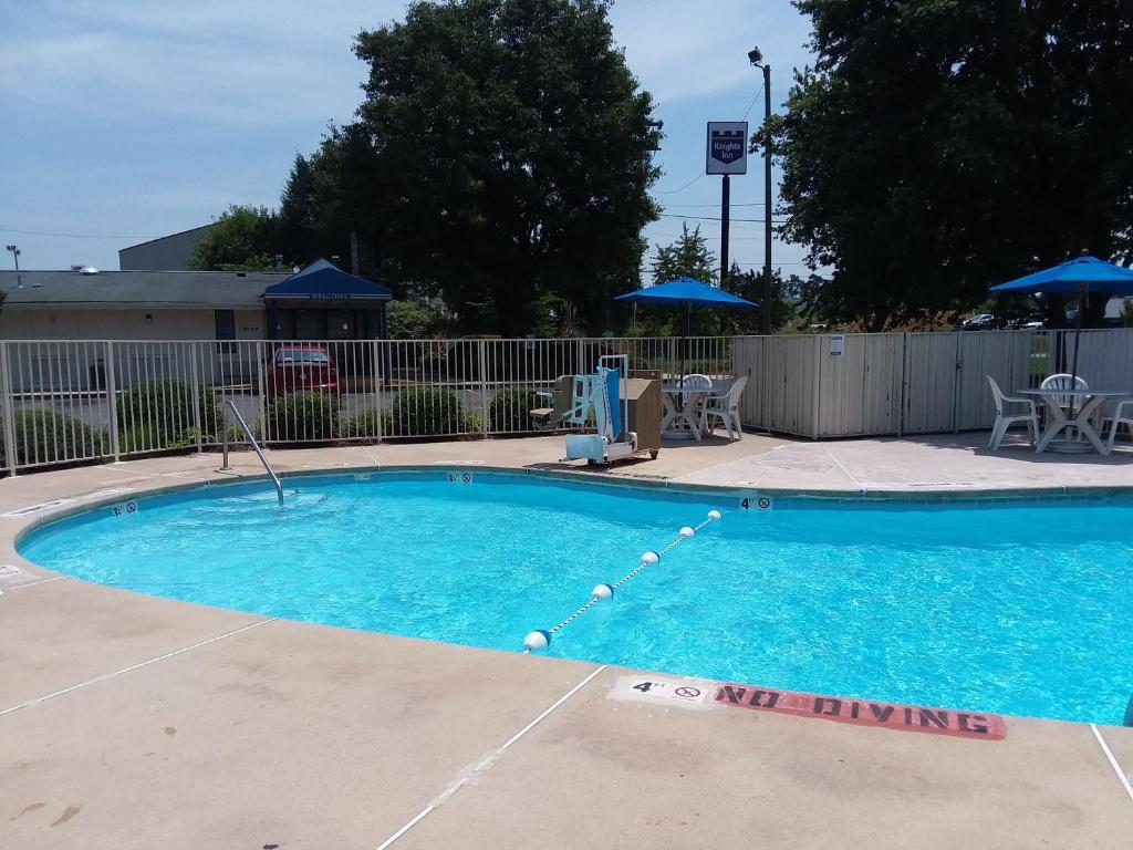 伯灵顿Knights Inn Burlington NC的蓝色海水大型游泳池