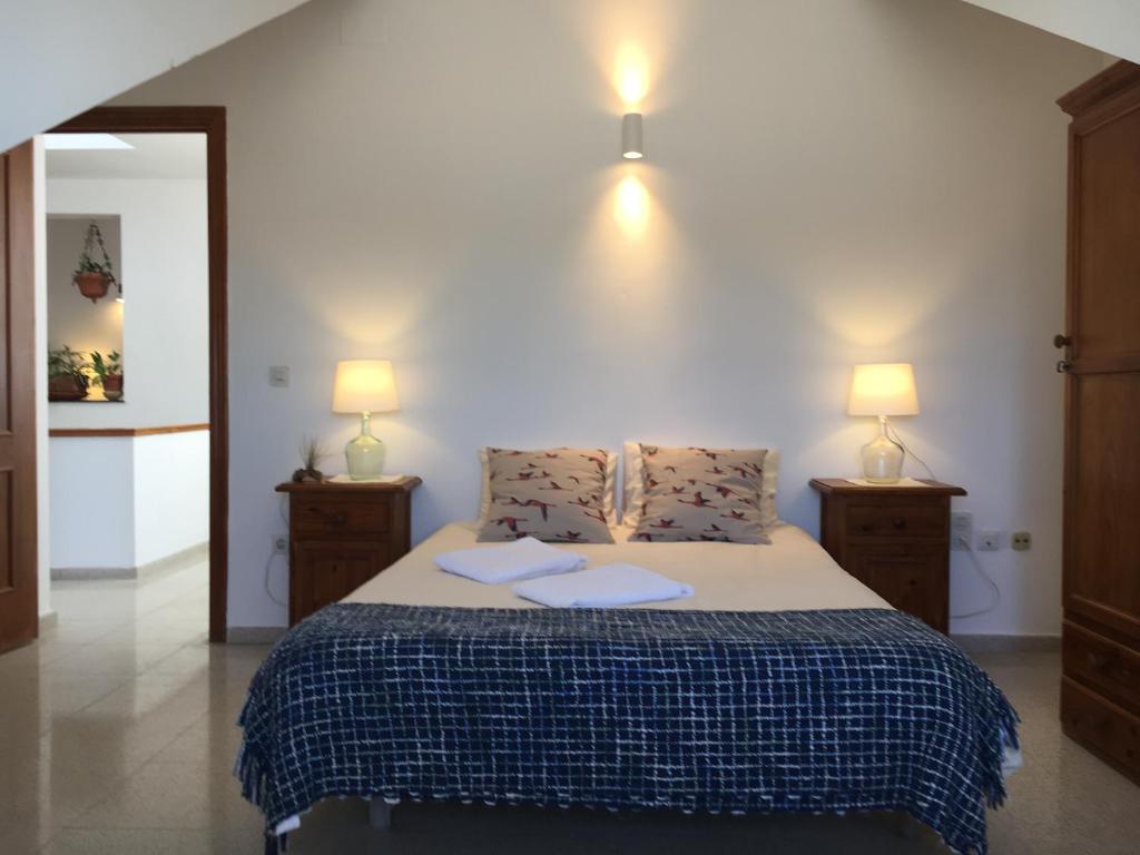 桑卢卡尔-德巴拉梅达Casa Algaida的一间卧室配有一张床,上面有两条毛巾