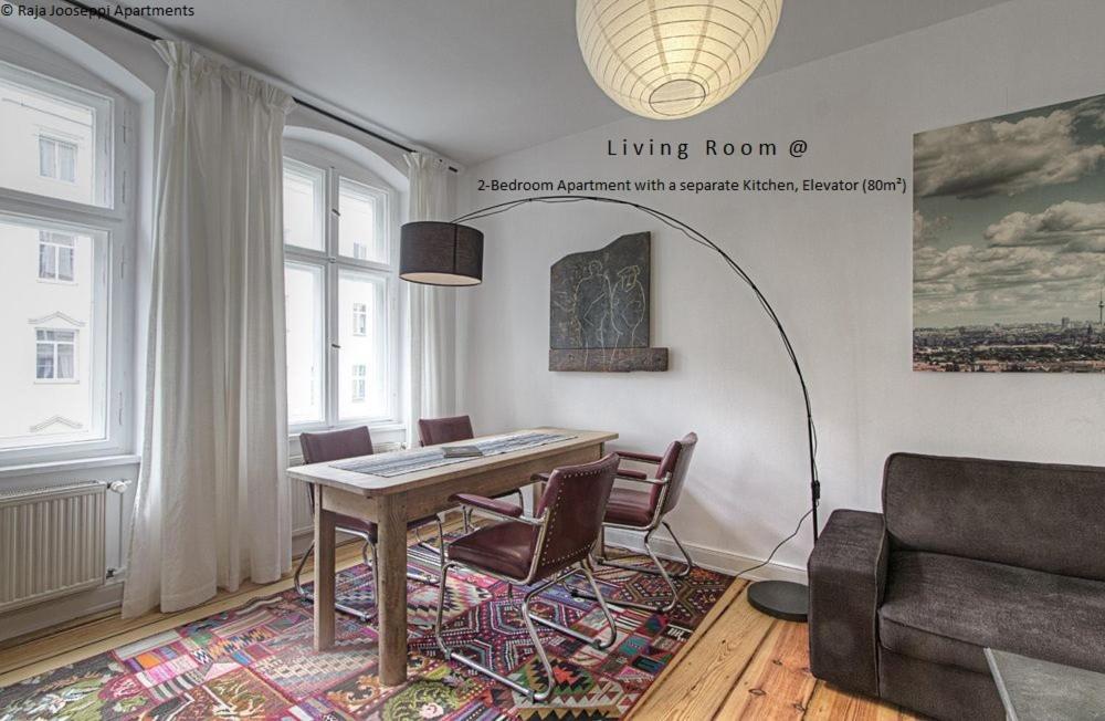 柏林拉贾祖瑟皮公寓的客厅配有桌椅和沙发
