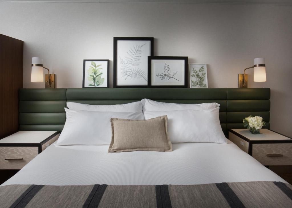 沃科夏The Ingleside Hotel的一间卧室配有一张白色床和绿色床头板