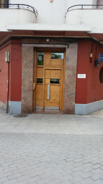 奥维多Hostal González的建筑物一侧的门