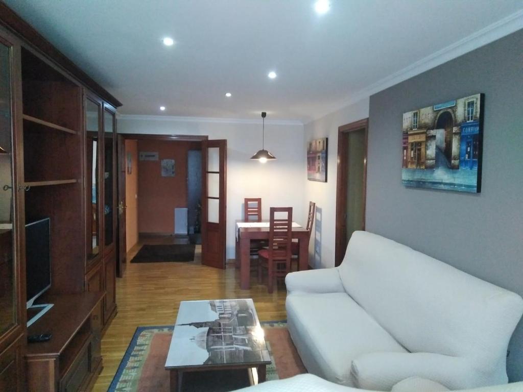 里瓦德奥El piso de Carlos的客厅配有白色的沙发和桌子