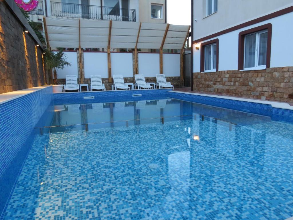 金沙Aurora Guest House的大楼内的一个蓝色海水游泳池