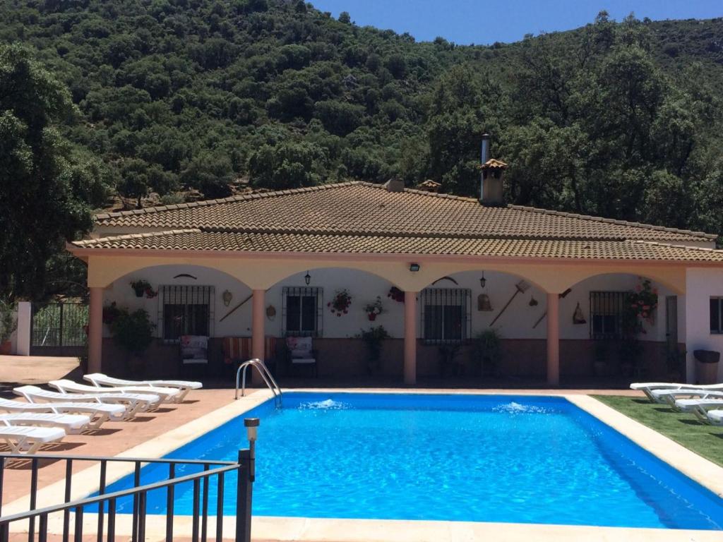普里埃格·德·科尔多巴Villa La Quinta的别墅前设有游泳池