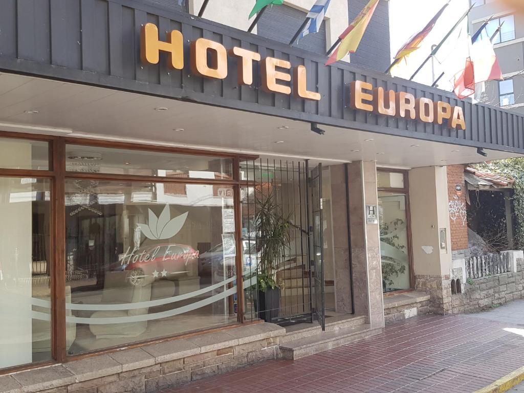 马德普拉塔欧罗巴酒店的商店前的欧元区酒店标志