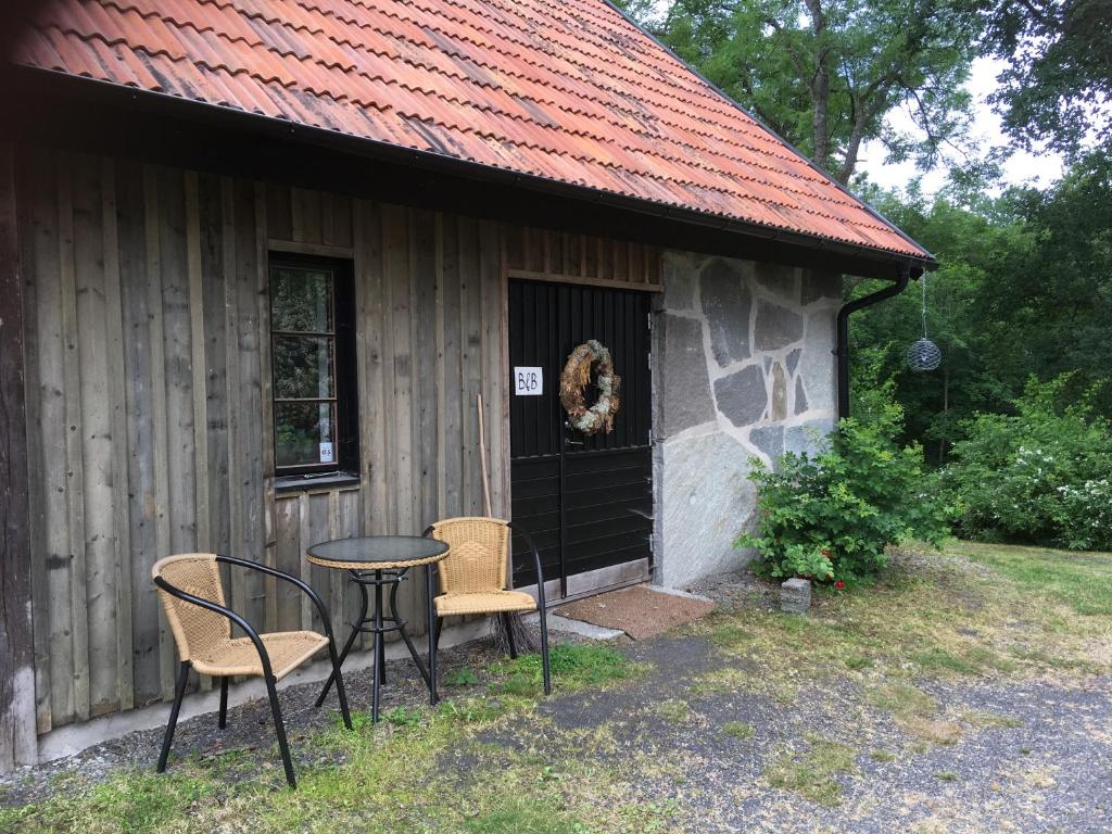 LönsbodaStenlängan Lodge的小屋前的桌椅