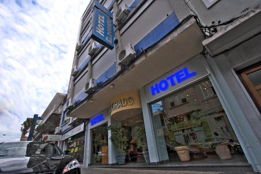 萨尔托Hotel Eldorado的街道一侧有酒店标志的建筑