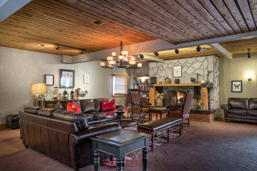 帕克城Sweetwater Lift Lodge的客厅配有皮革家具和壁炉