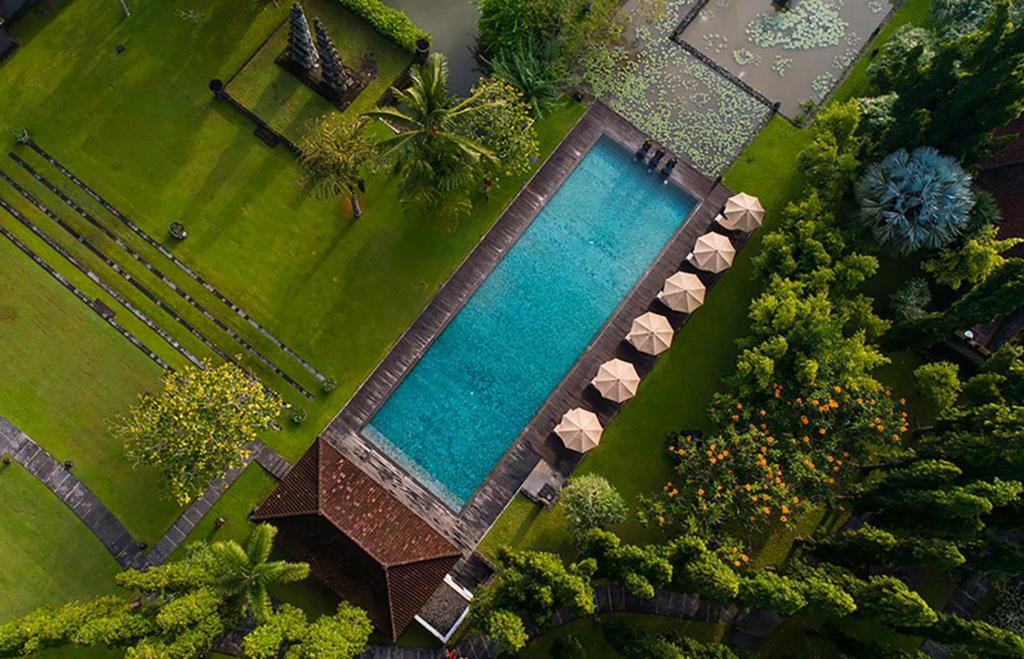 乌布Tanah Gajah, a Resort by Hadiprana的公园游泳池的顶部景色