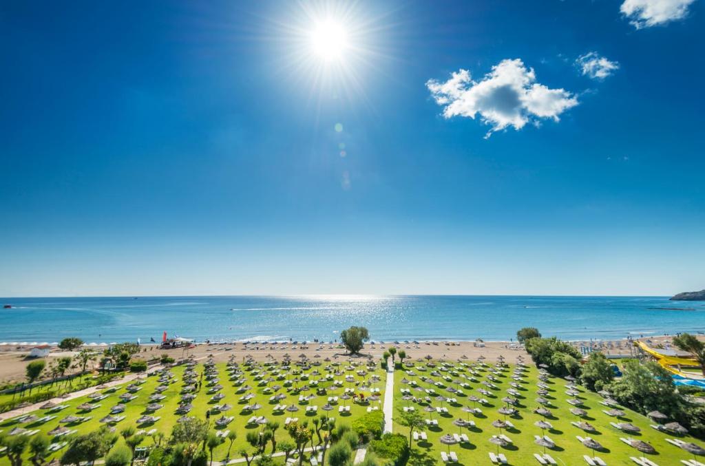 法里拉基阿波罗海滩酒店的享有阳光和大海的海滩景色
