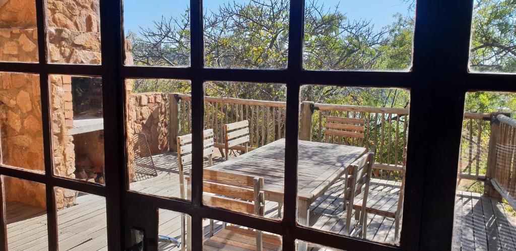 RietfonteinMilorho Lodge的从甲板上的桌子窗口欣赏美景