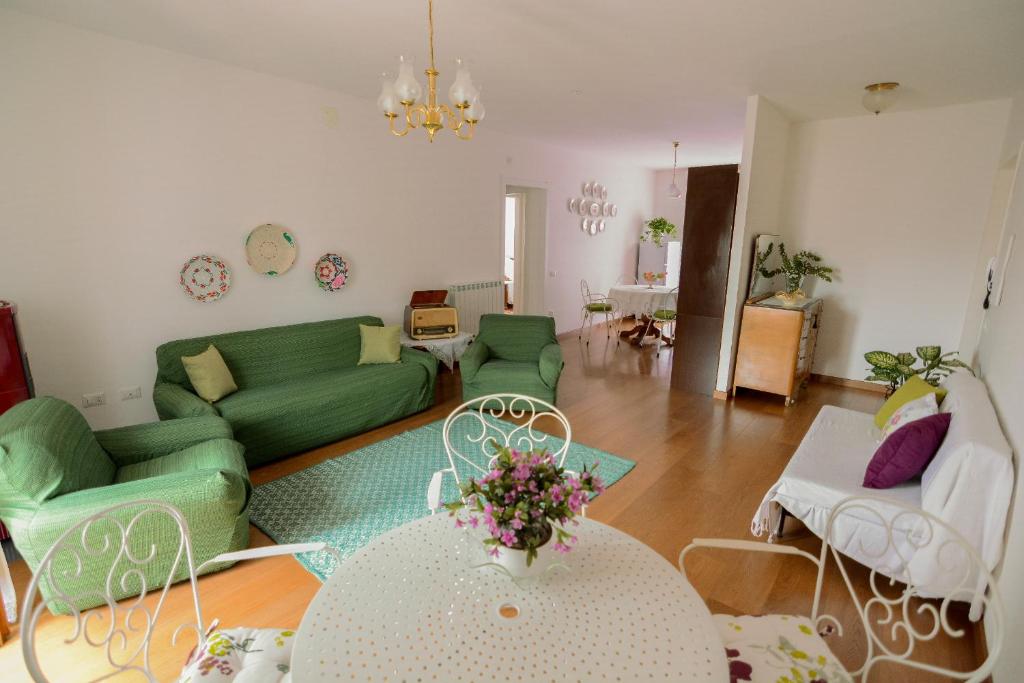 阿尔盖罗S'Alighera Guest House的客厅配有绿色沙发和桌子