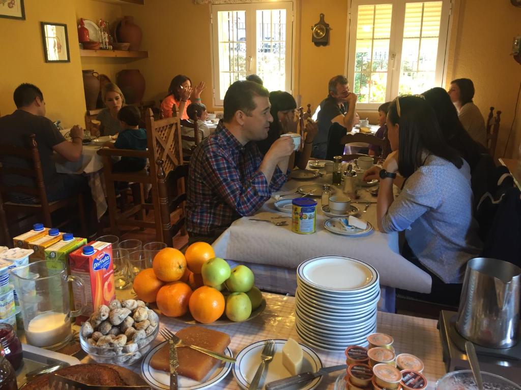 吉霍－德圣巴巴拉卡萨塞拉利昂德托尔曼托斯酒店的一群人坐在餐桌旁吃着食物