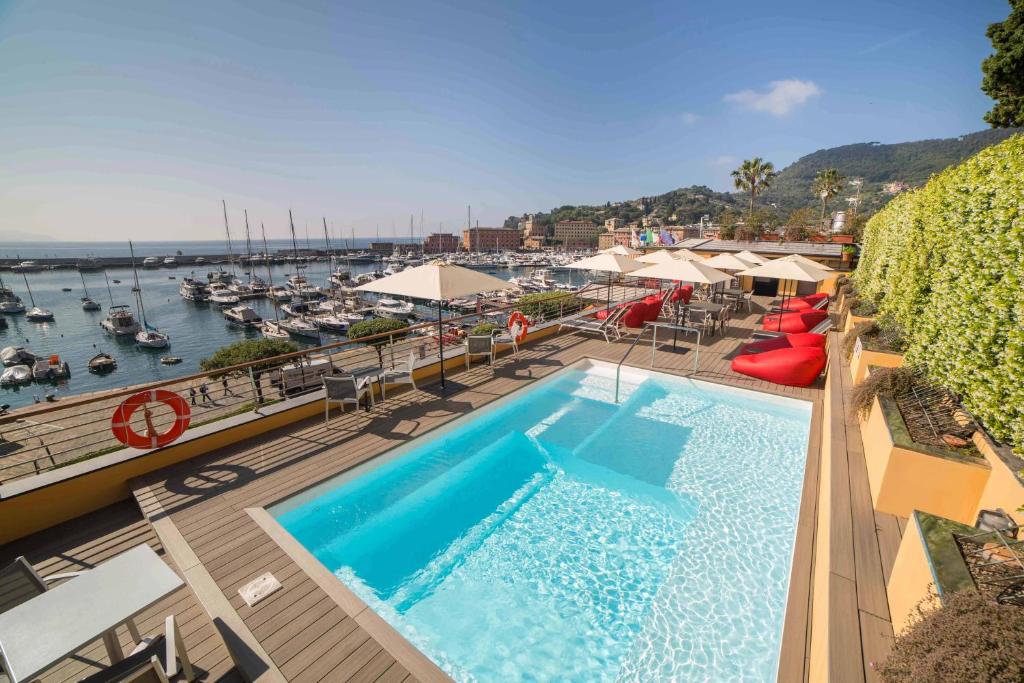 圣玛格丽塔-利古雷劳林酒店的享有码头景致的阳台上的游泳池