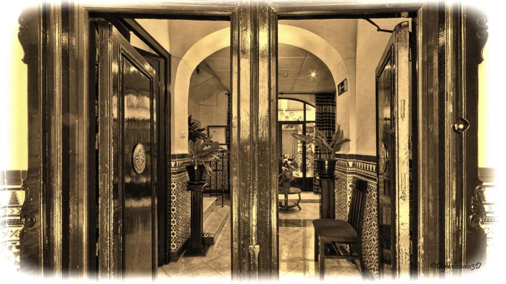 普里埃格·德·科尔多巴哈斯特利亚拉菲旅馆的通往带桌椅的房间的开放式门
