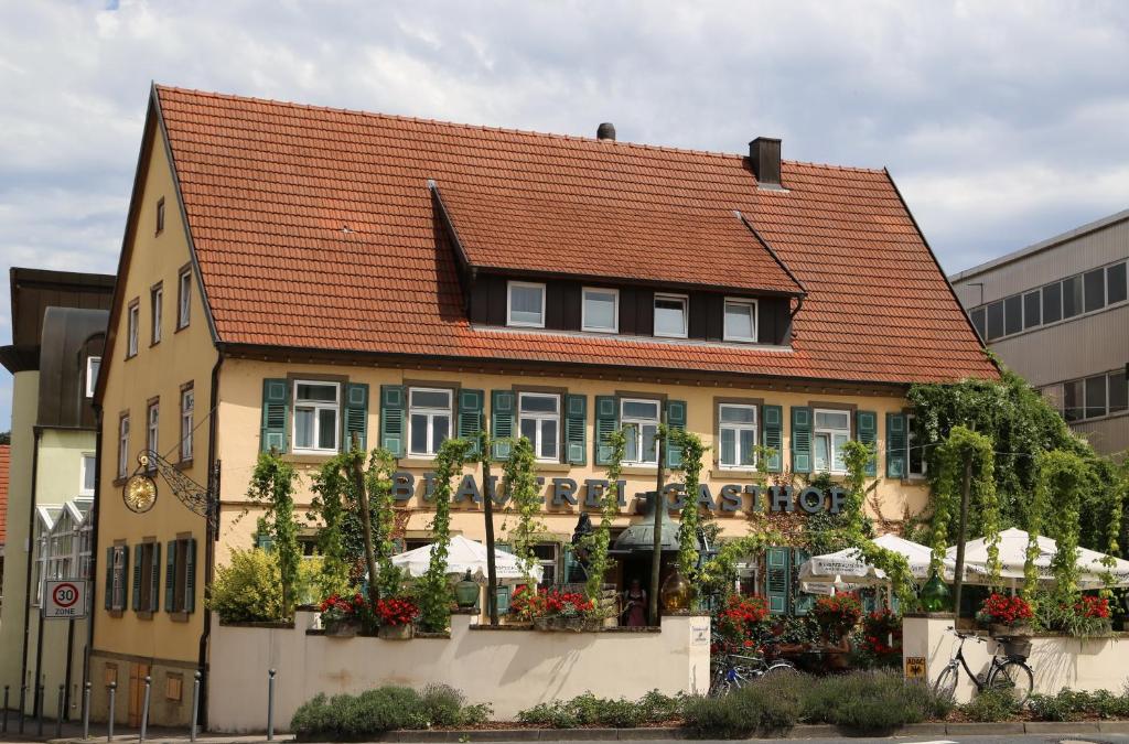 Zuzenhausen达赫森弗兰茨酿酒厂旅馆的黄色建筑,有红色屋顶