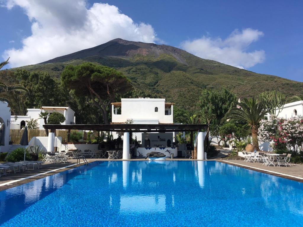斯特龙博利Hotel La Sciara的一座山地游泳池