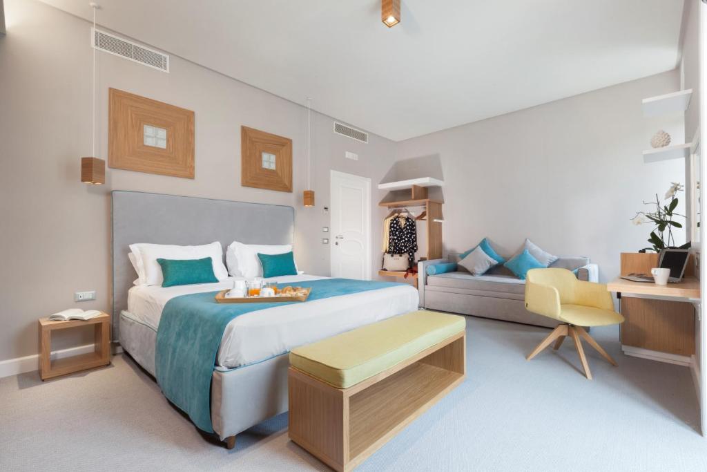 索伦托拉皮亚泽塔宾馆的酒店客房配有一张床、一张桌子和一把椅子。