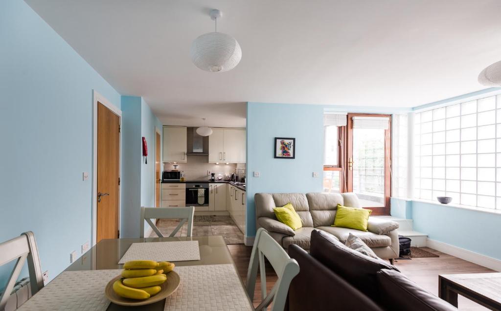 都柏林奥康奈尔大街附近宽敞两卧室公寓 的客厅配有沙发和桌子