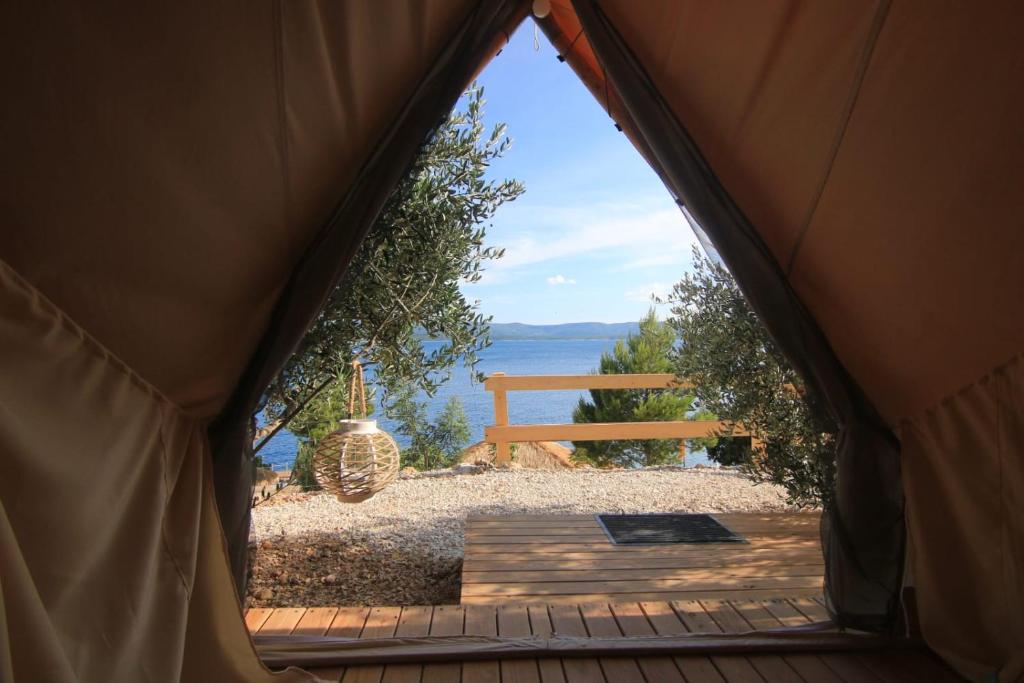 波尔Camping Aloa的从帐篷内眺望水面的景色