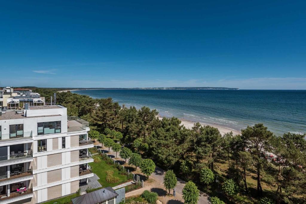 宾茨Villa Vogue Gretas Beach Home的享有大楼和海滩的空中景致