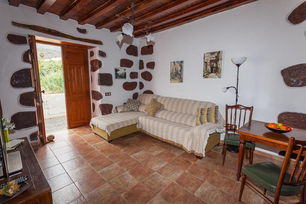 圣卢西亚Casa Rural La Casa Baja的客厅配有沙发和桌子