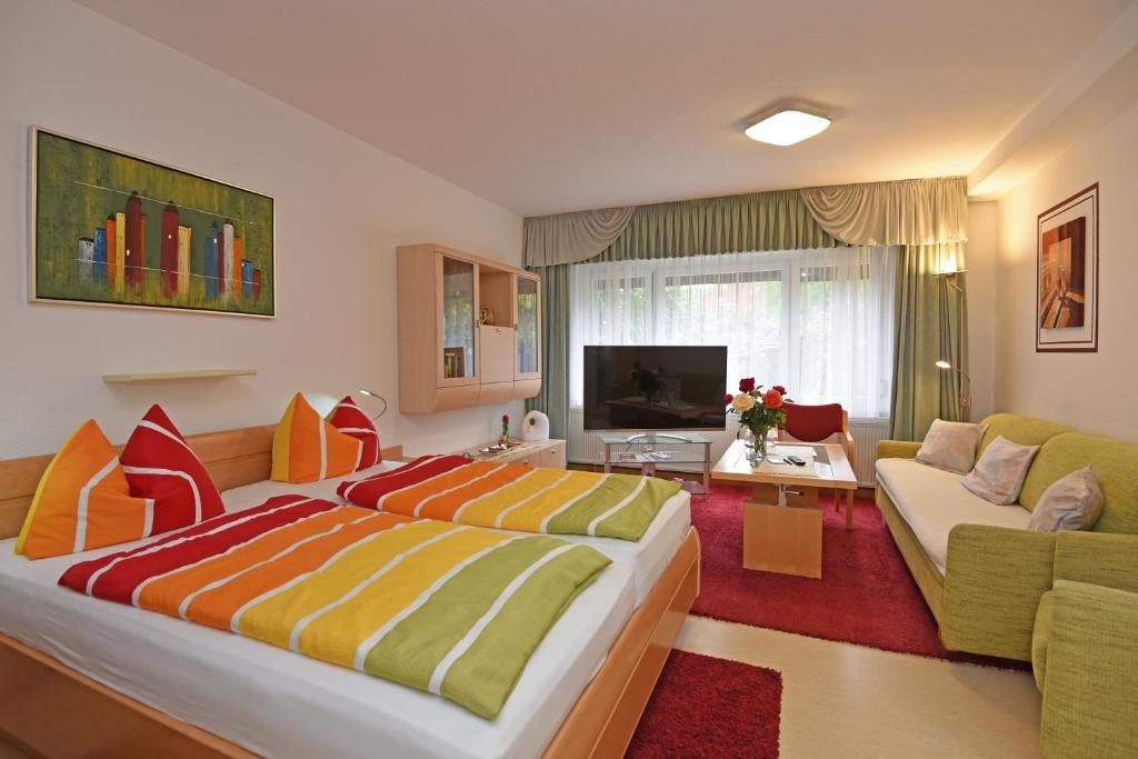 耶拿奥齐登特尔耶拿酒店的一间带大床的卧室和一间客厅