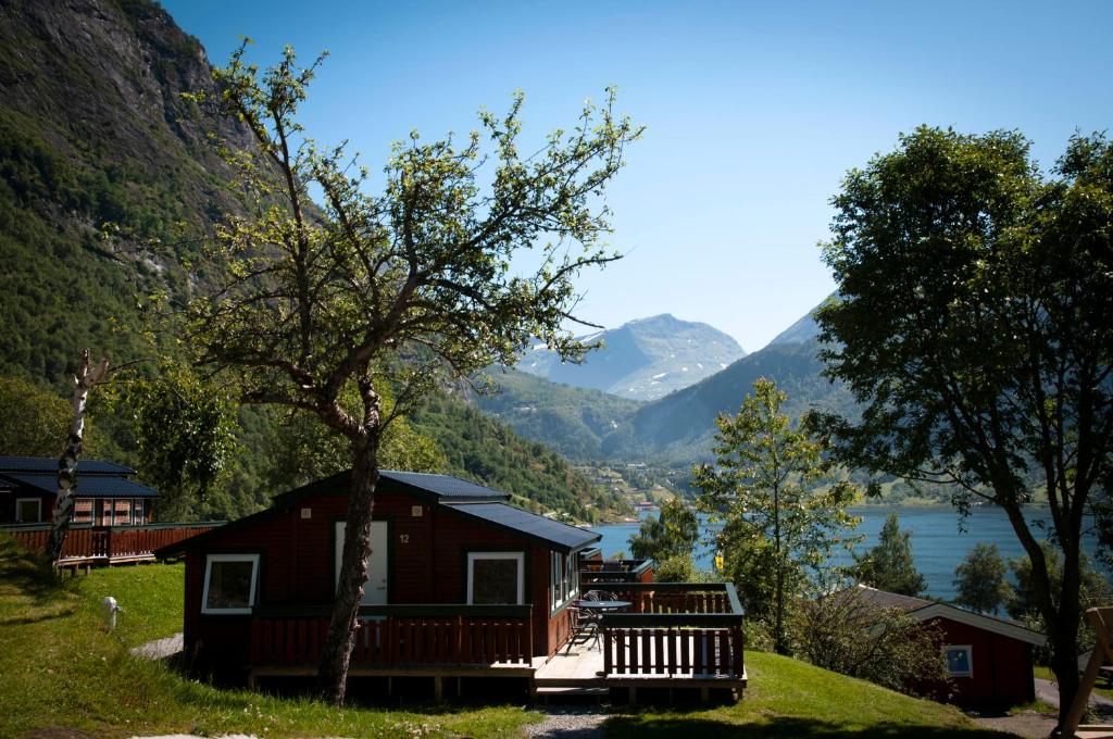 盖郎厄尔峡湾格朗德海特雷格露营旅馆的小屋享有湖泊和山脉的景致。
