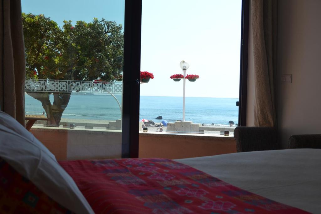 维拉·普拉亚·德·安科拉Hostel D'Avenida的一间卧室配有一张床,享有海景
