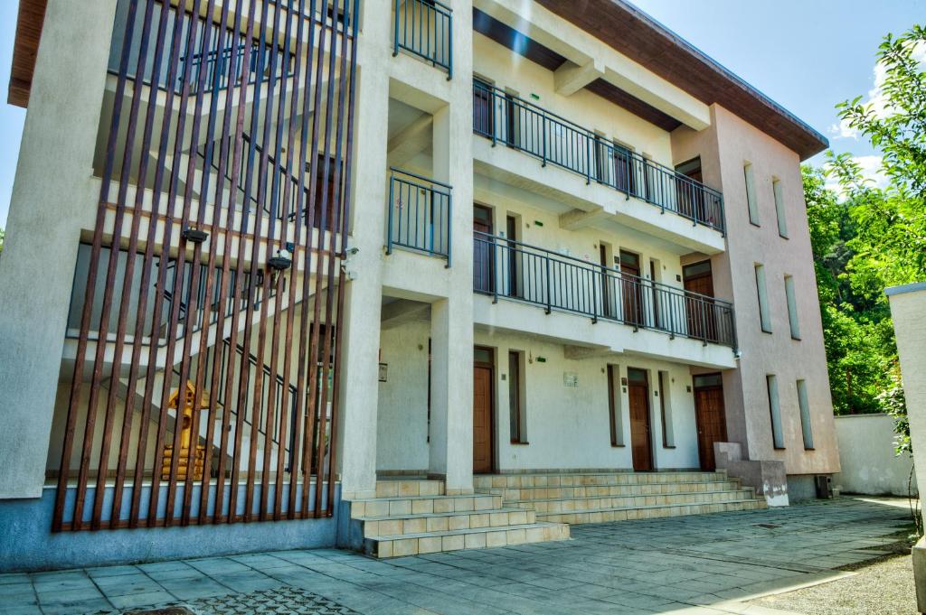 布拉索夫城市公寓式酒店的公寓大楼设有楼梯和围栏