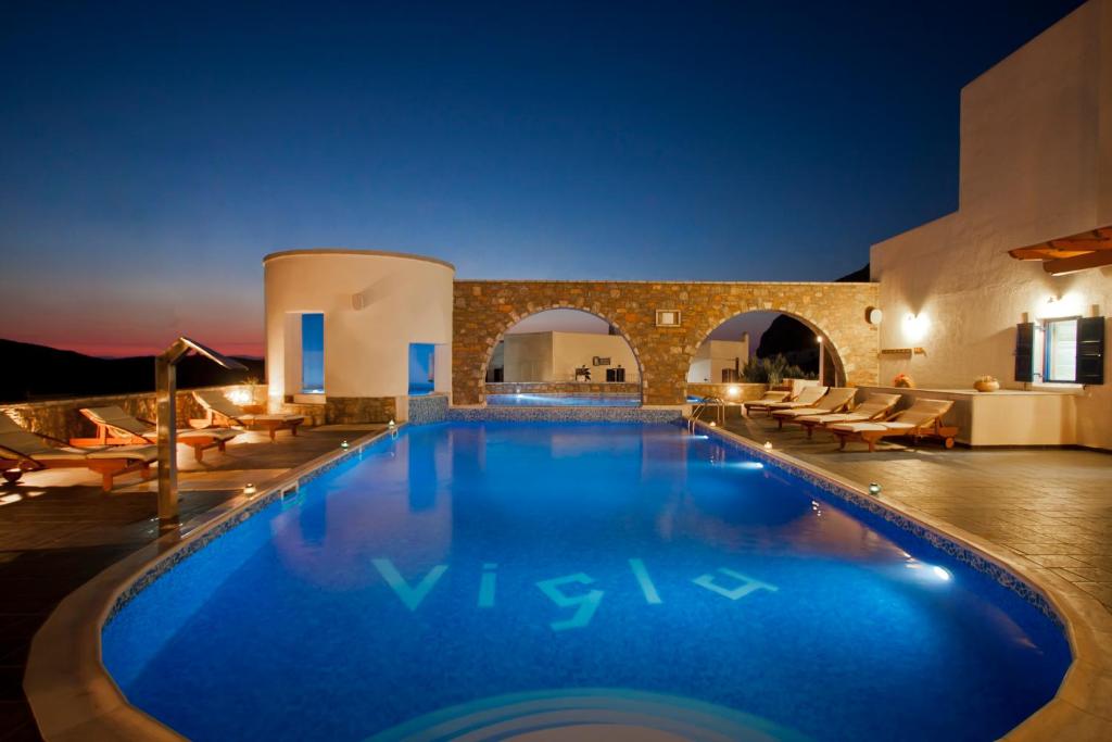 阿吉亚利维格拉酒店的夜间在度假村的游泳池