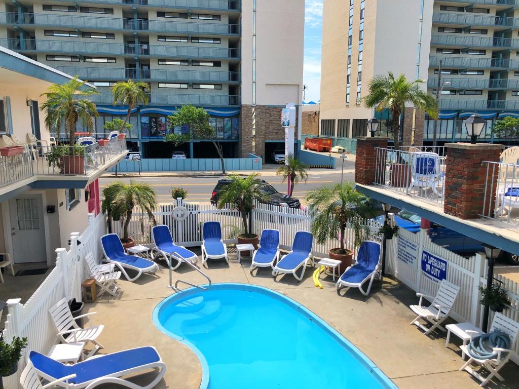 怀尔德伍德Sea Kist Motel的在酒店阳台上可欣赏到游泳池的景色
