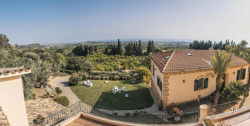阿格里真托Villa La Lumia B&B Suites & Apartments的享有花园房屋的空中景致