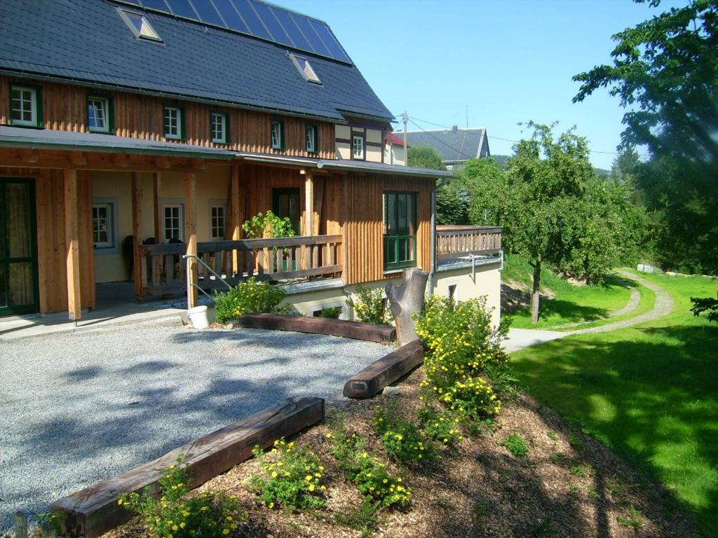 OttendorfFerienhaus "Zur Ottendorfer Hütte"的大型木屋,设有门廊和车道