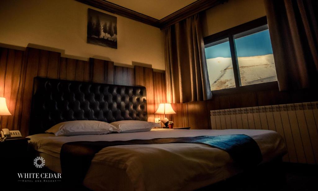 阿尔·阿尔兹白雪松度假酒店的一间卧室设有一张大床和一个窗户。