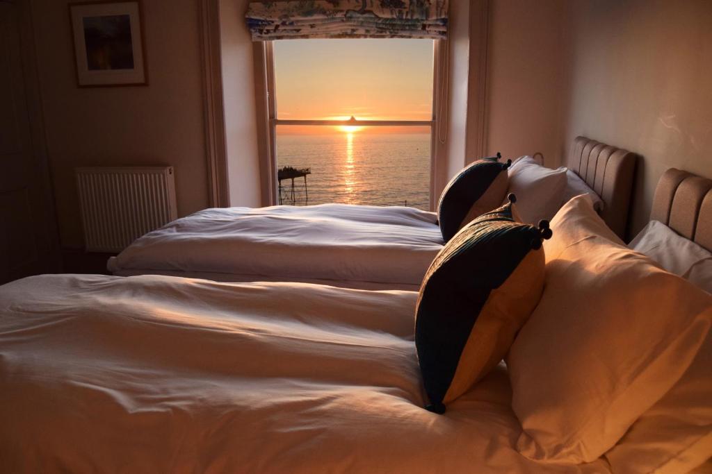 阿伯里斯特威斯阿维尔莫尔假日公寓的海景客房 - 带两张床