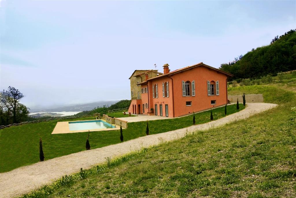 巴贝里诺·迪·穆杰罗Agriturismo Rimaggiori relaxing country home的山丘上带游泳池的房子