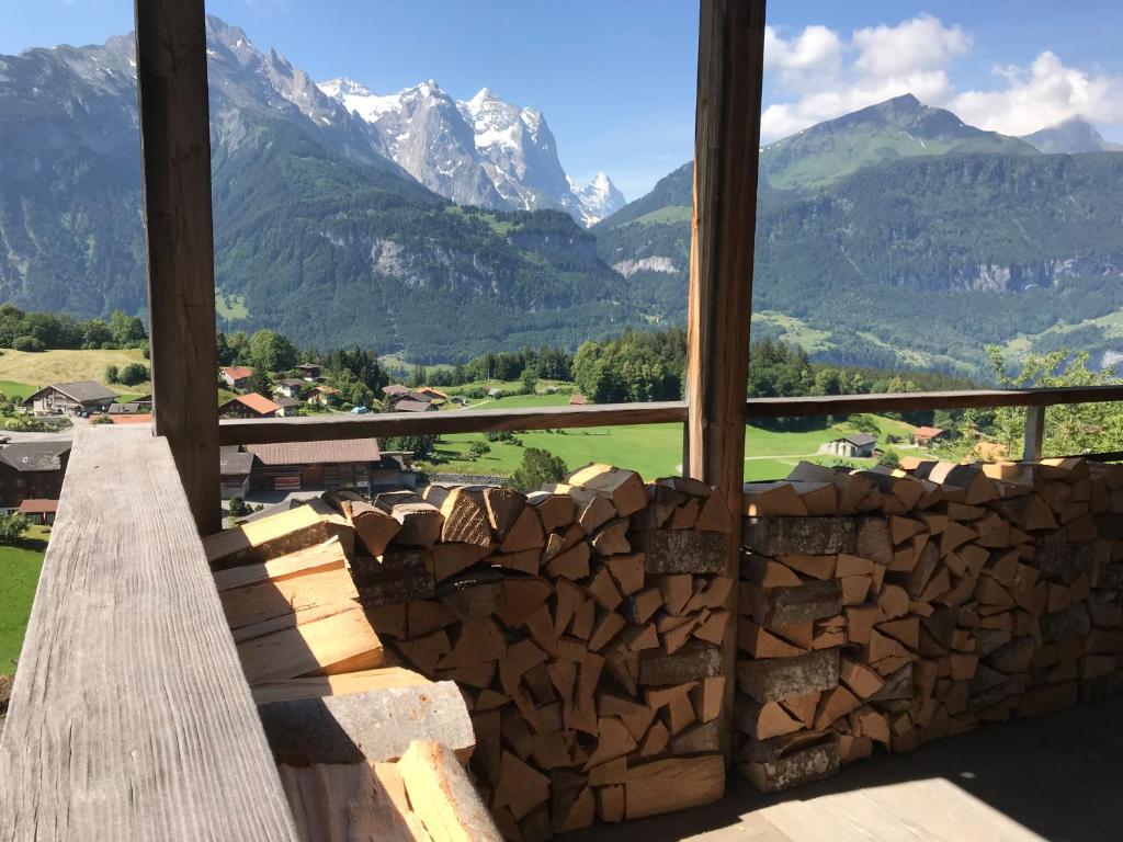 哈斯利伯格Alp n' rose的一堆木头在有山的窗户前