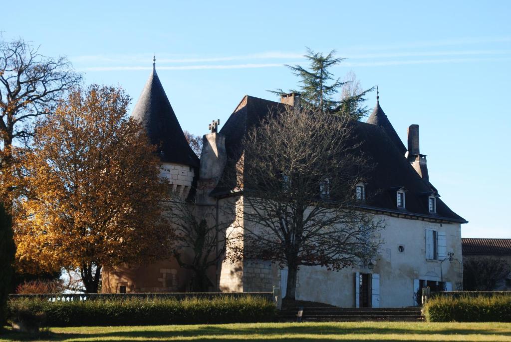 特雷利萨克Domaine des Anges的前面有树木的大白色房子